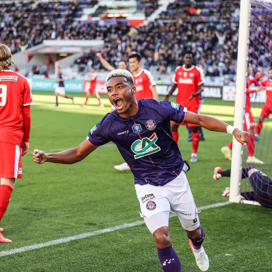 包含图卢兹在主场告捷，继续保持不败的词条