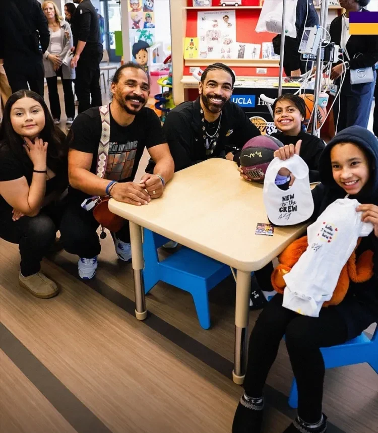 包含NBA球员参加慈善篮球赛奉献社区爱心的词条