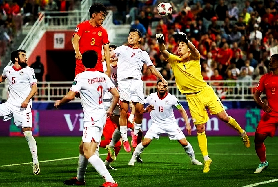 国家队比赛激情迸发，球场热血沸腾的简单介绍