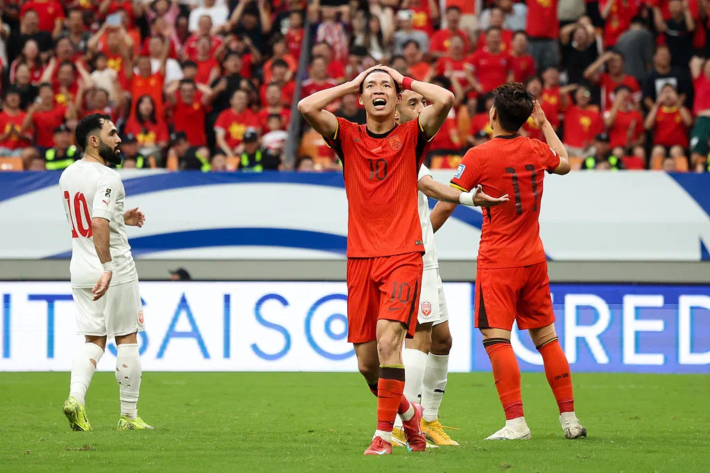 国家队比赛激情迸发，球场热血沸腾的简单介绍