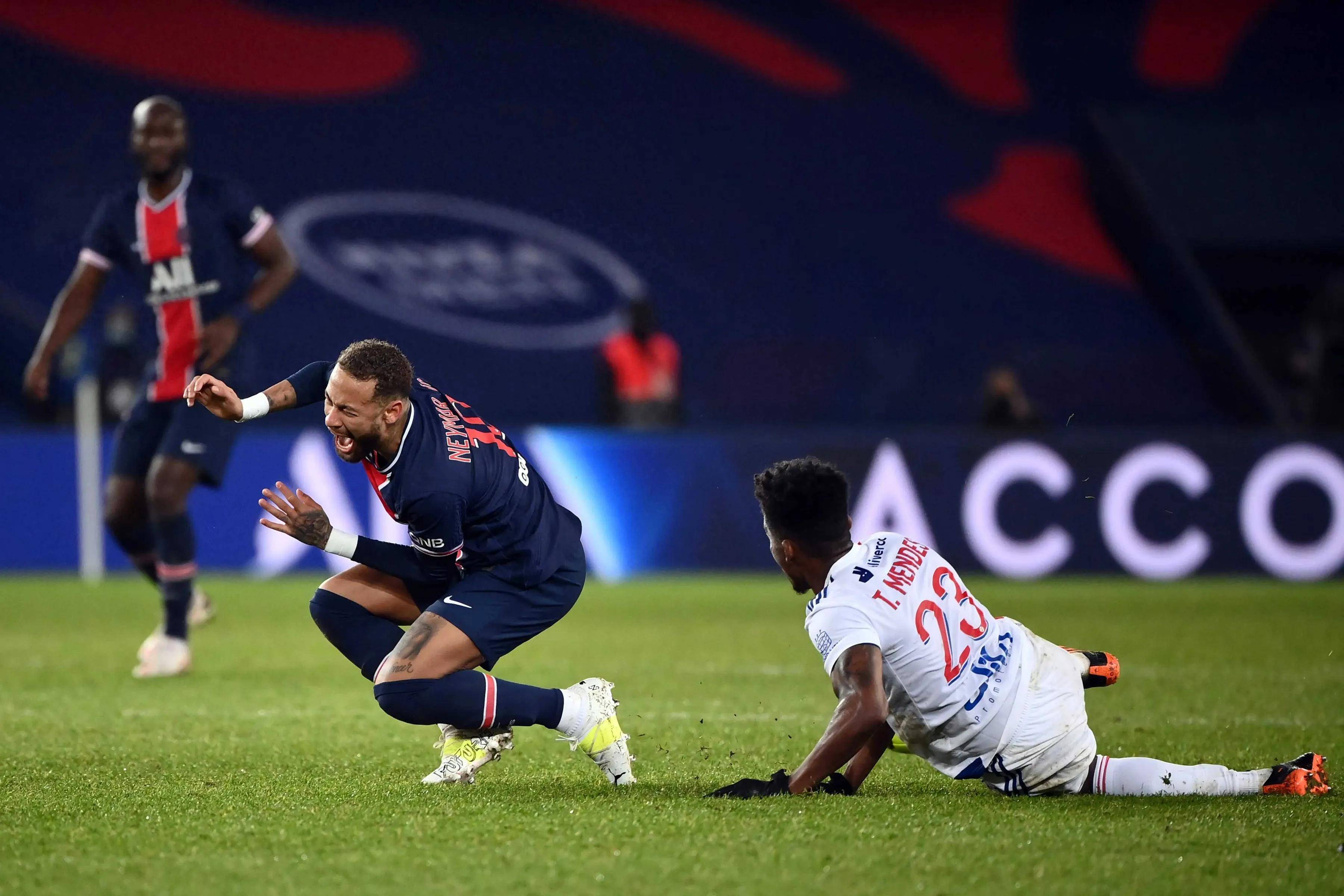 包含巴黎圣日耳曼主场取胜，领跑榜首的词条